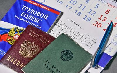 Обязан ли работодатель предоставить отпуск вне графика сотруднику, чья жена вышла в декрет